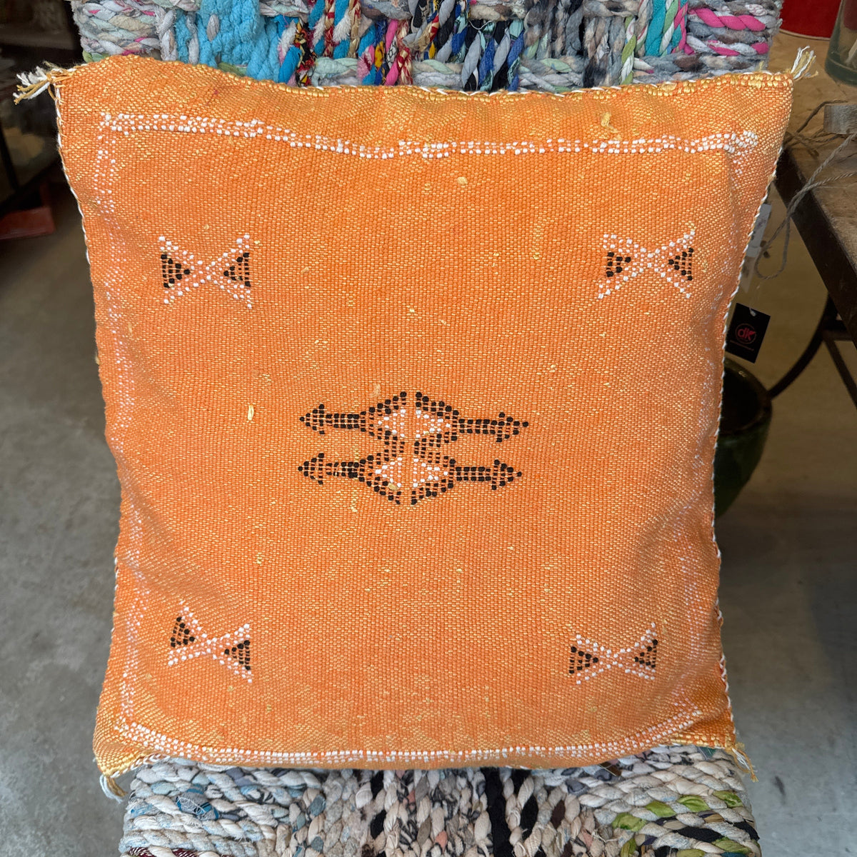 Pfirsichfarbenes handgefertigtes marokkanisches Kakteenseidenkissen – 50x50cm