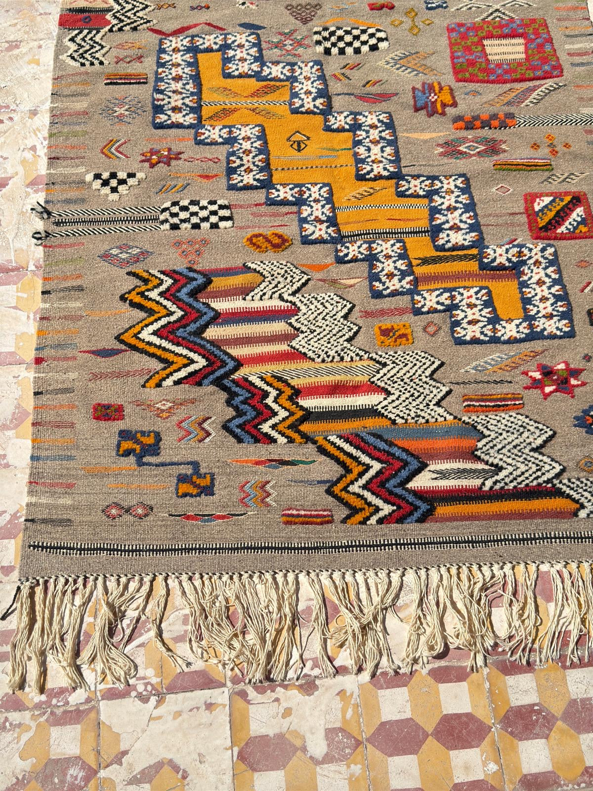 Handwoven Taznakht Rug – Geometric Wool Rug in Brown & Grey | 163 x 120 cm