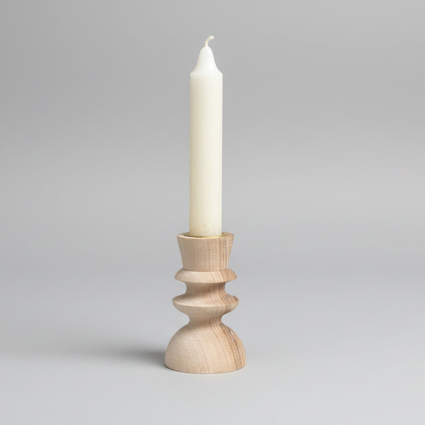 Handgeschnitzter Kerzenhalter aus Walnussholz