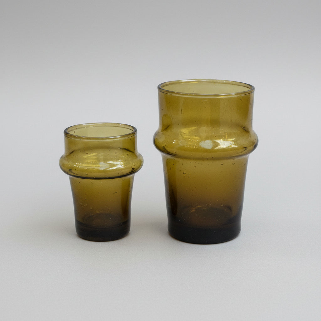 Brauner Tee serviert marokkanische Trinkgläser aus recyceltem Material