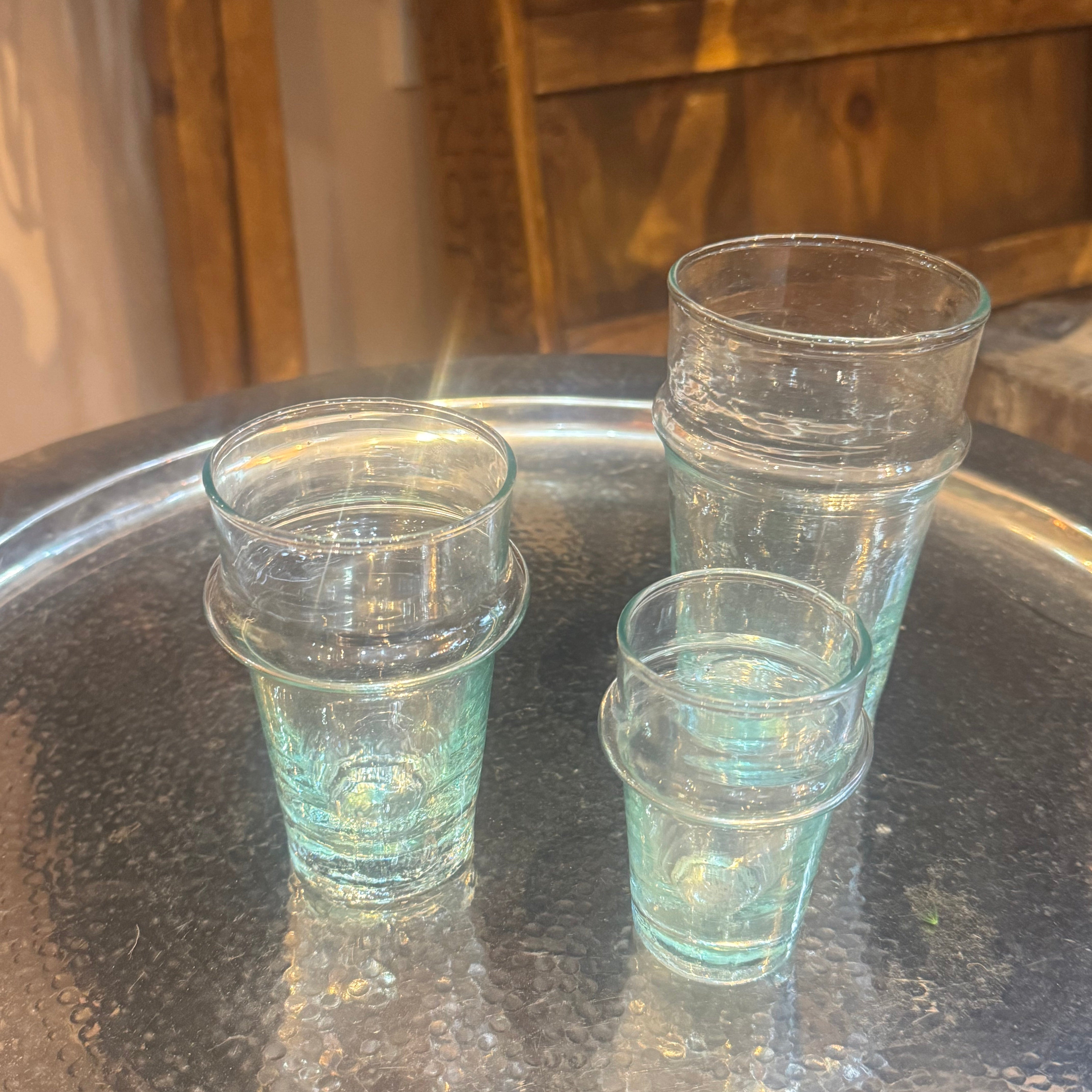 Thé clair servant des verres à boire marocains recyclés