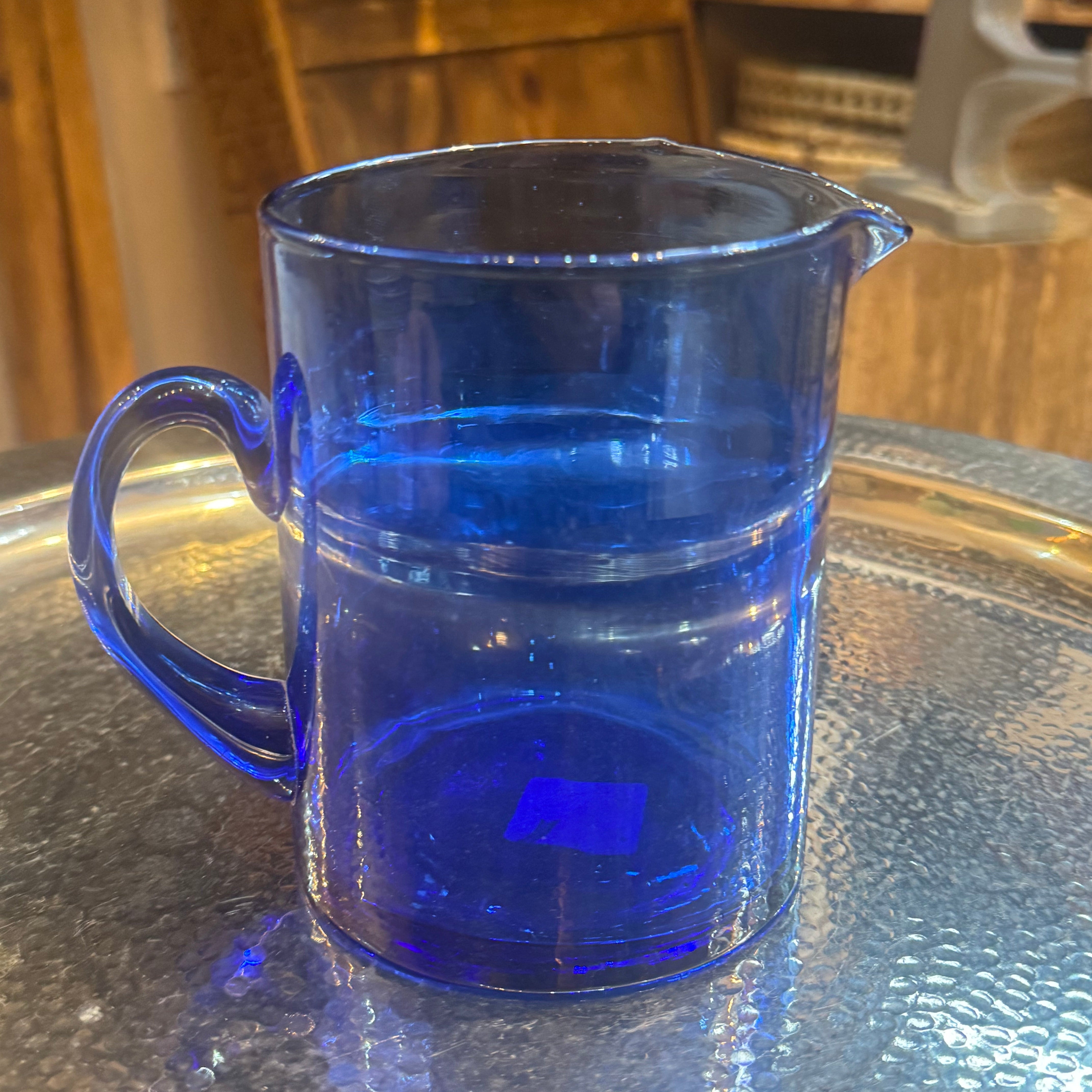 Krug aus recyceltem Glas mit Henkel
