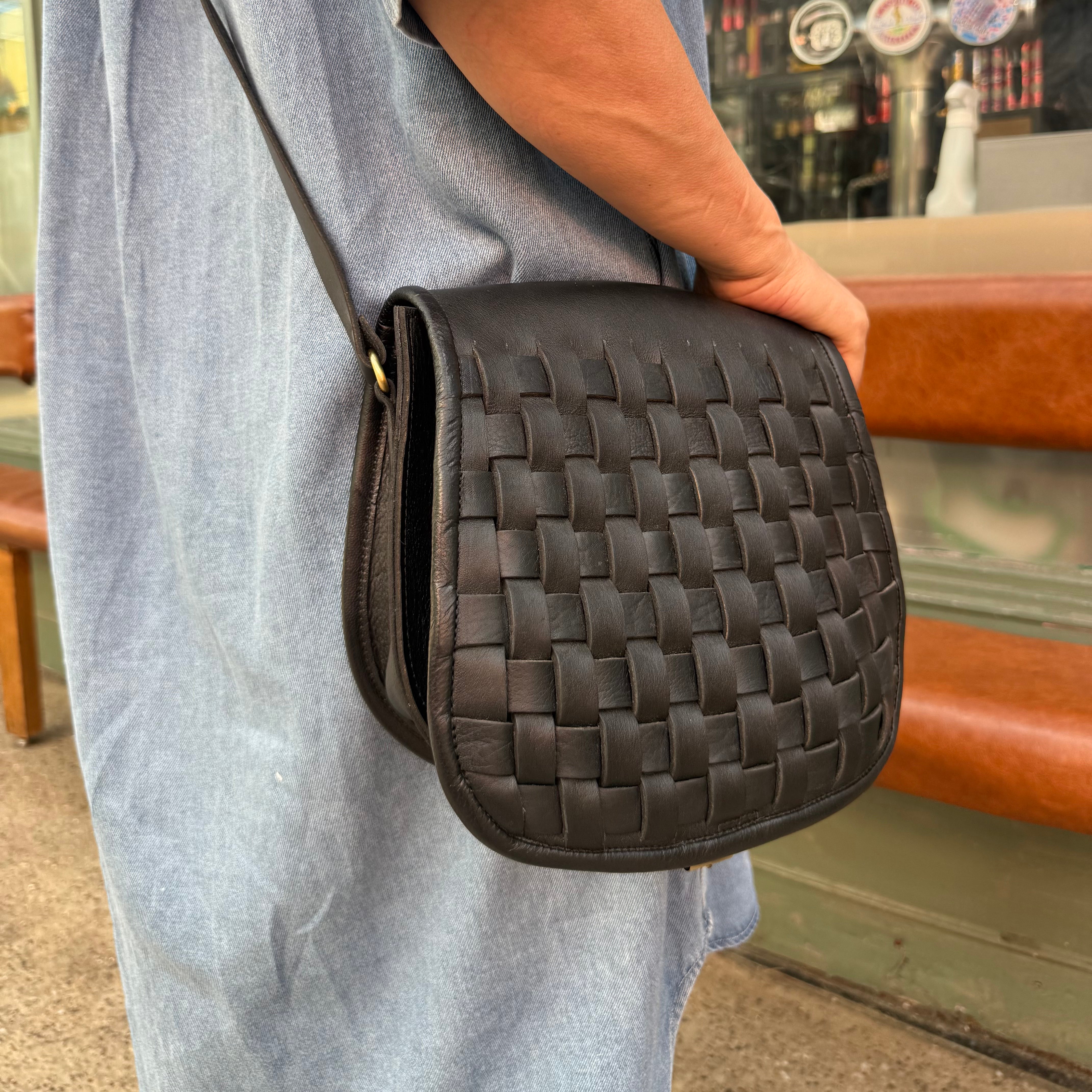 Sam Woven Satteltasche aus Leder – Schwarz