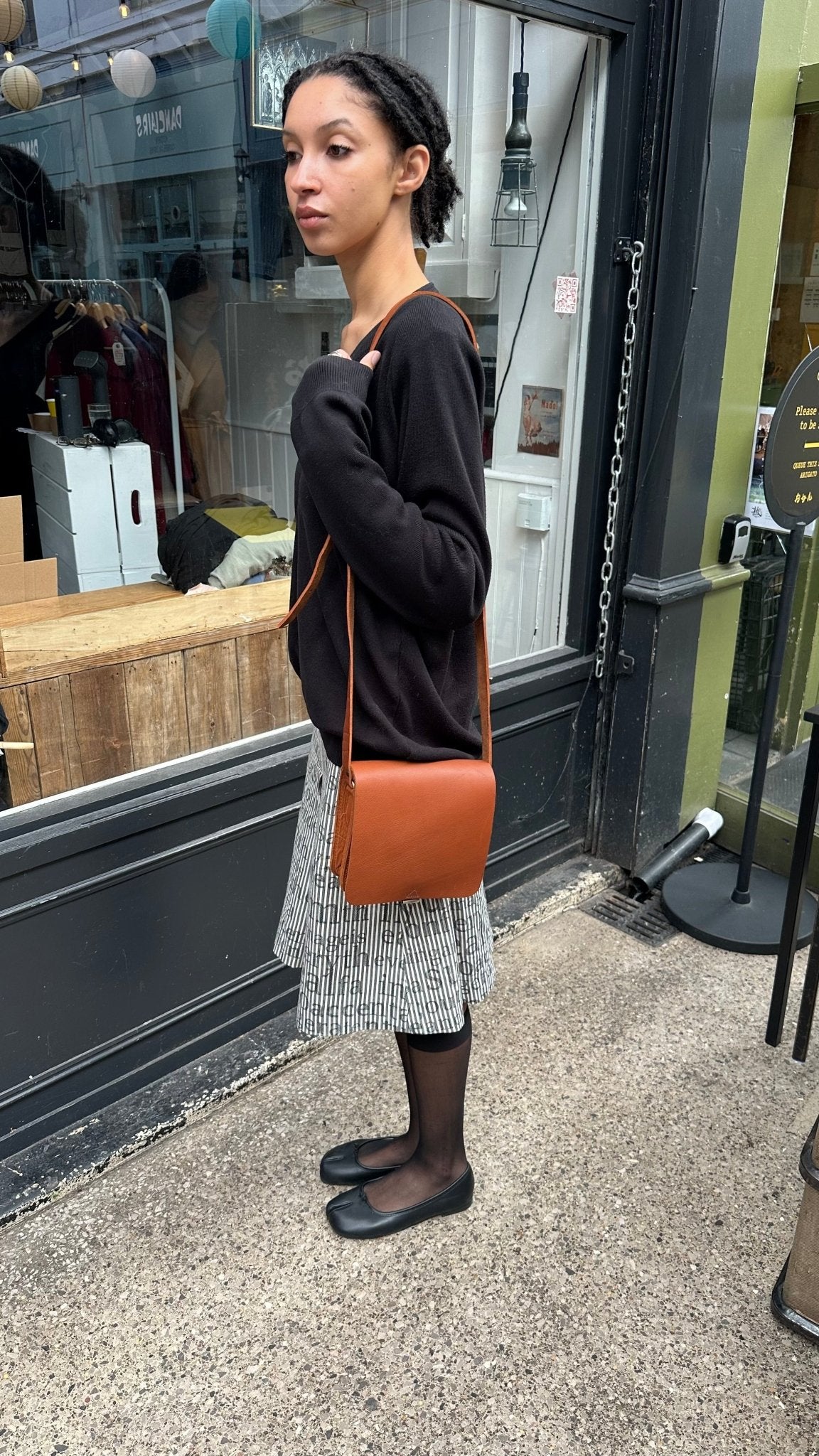 Unisex small leather Messenger Bag - black - Artisan Stories