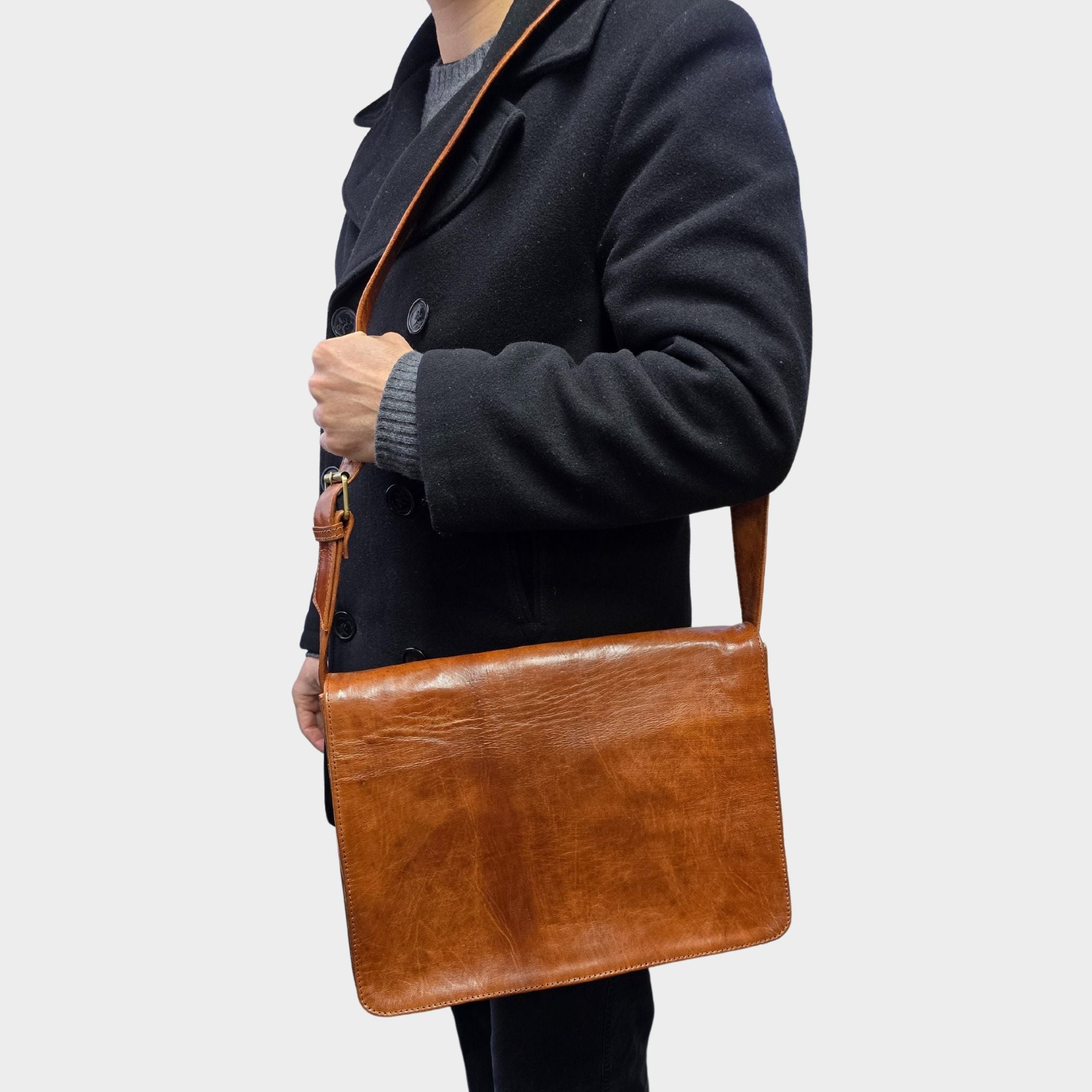 Victor Leather Messenger Bag Light Brown - Artisan Stories