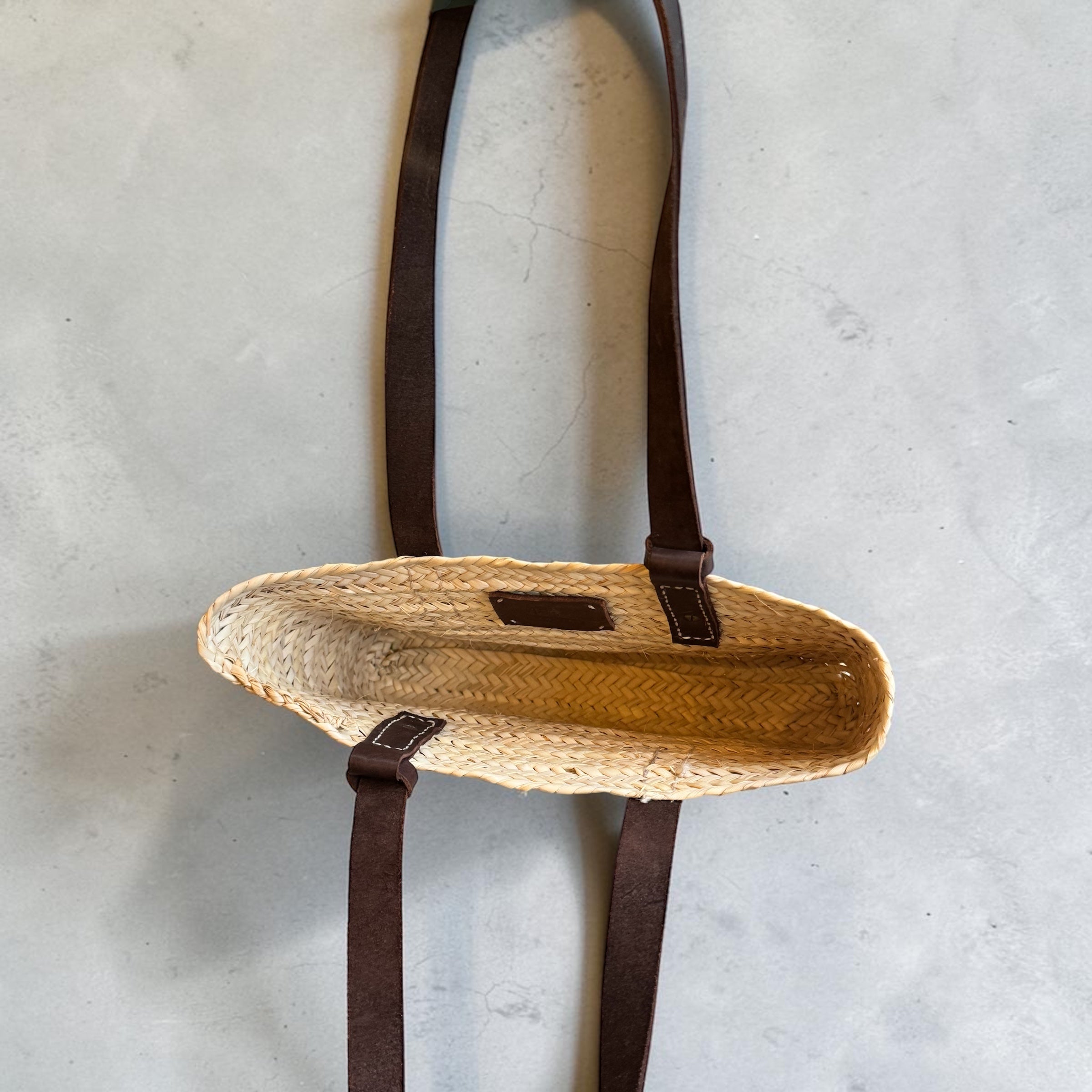 Handgewebte Clutch aus Stroh mit Riemen