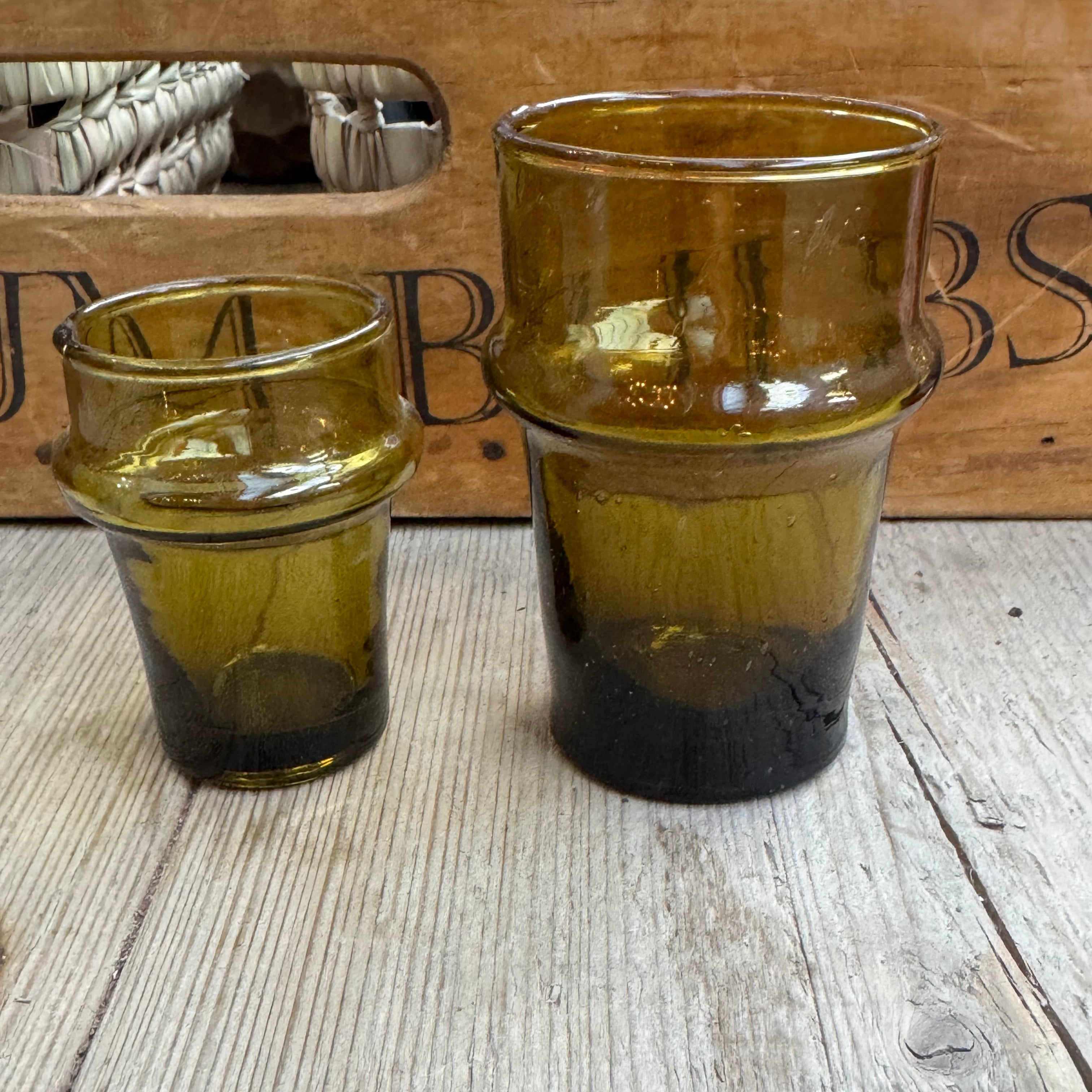 Thé brun servant des verres à boire marocains recyclés