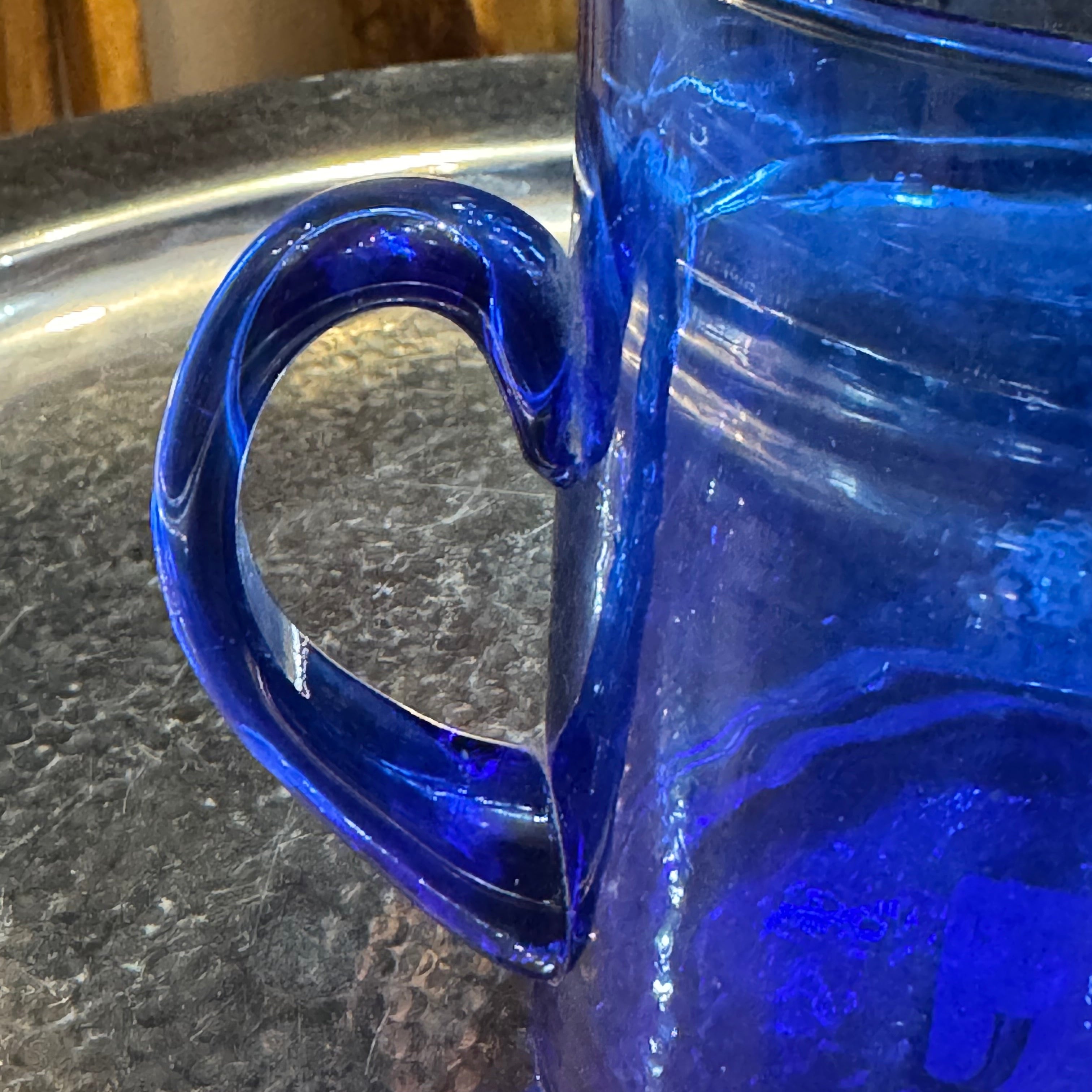 Krug aus recyceltem Glas mit Henkel