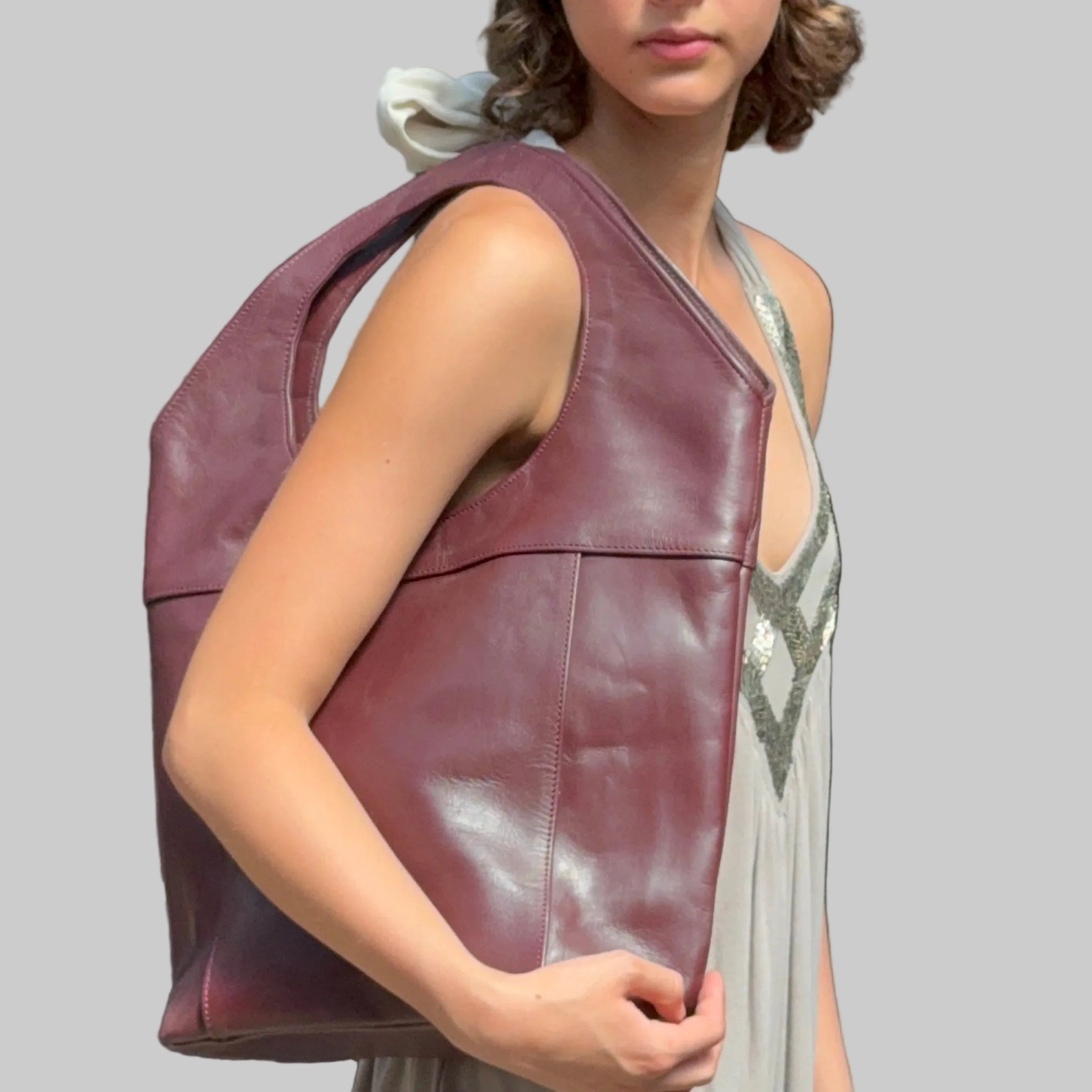 Bob Burgundy Leather Tote – Circle Handle & Zip Closure