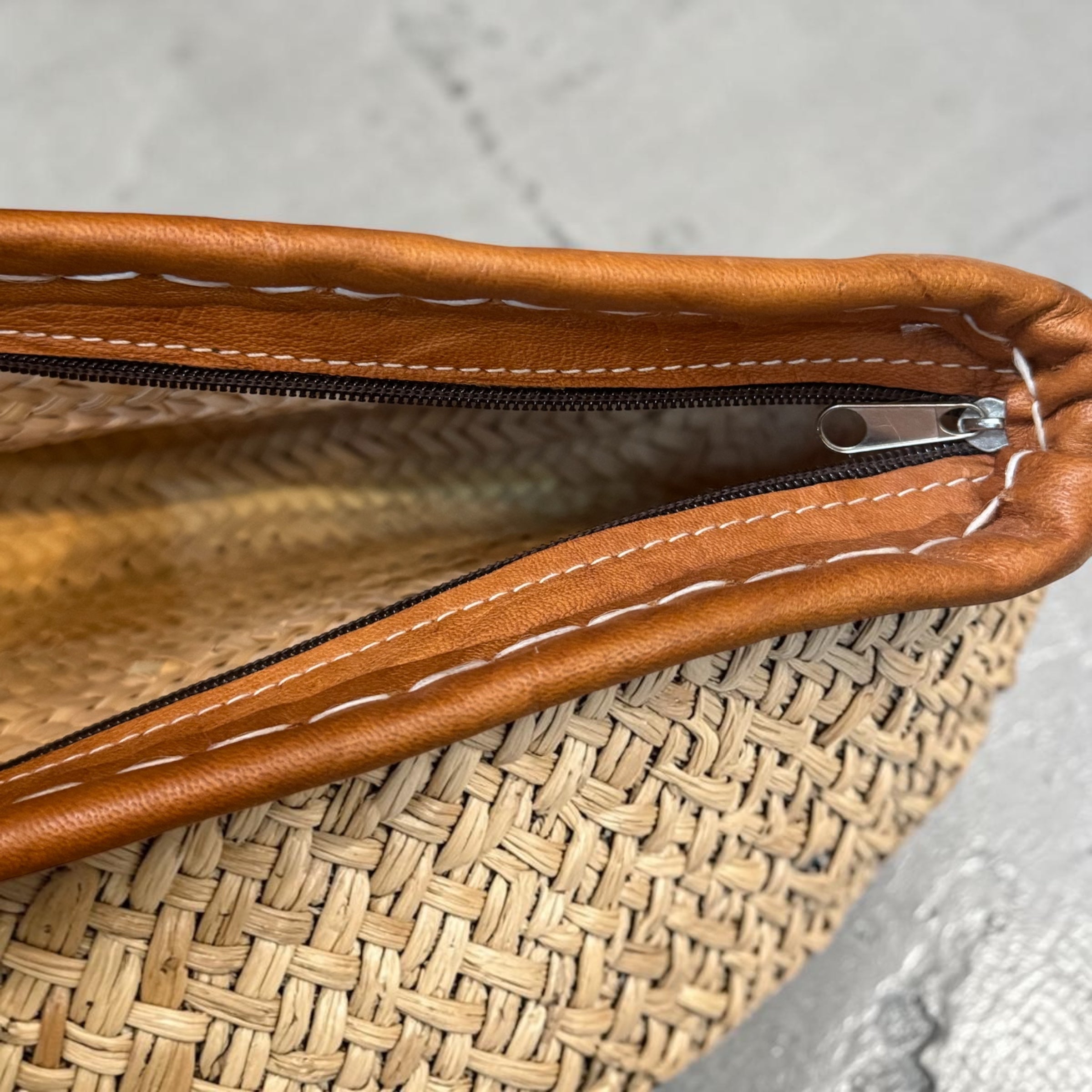 Handgewebte Clutch aus Stroh mit Reißverschluss
