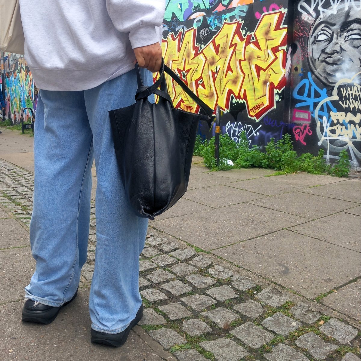 Classic Leather Tote carrier Bag - black - Artisan Stories