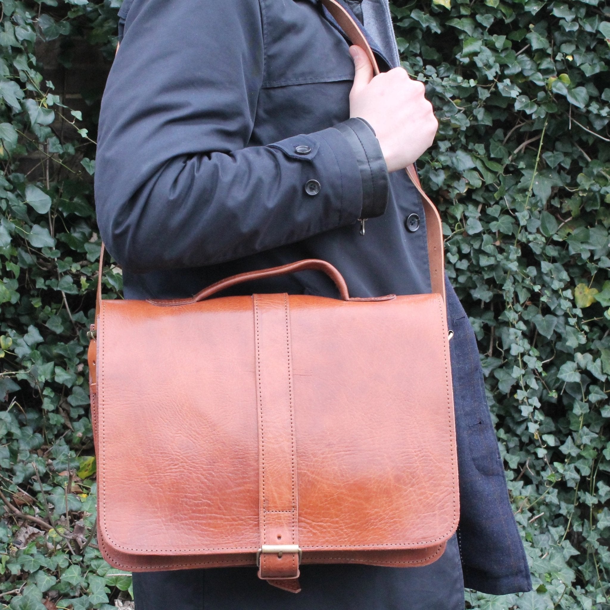 Darwin Leather Messenger Briefcase light brown - Artisan Stories