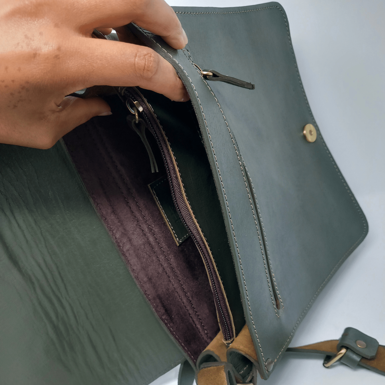 Green leather Midi Messenger Bag - Artisan Stories