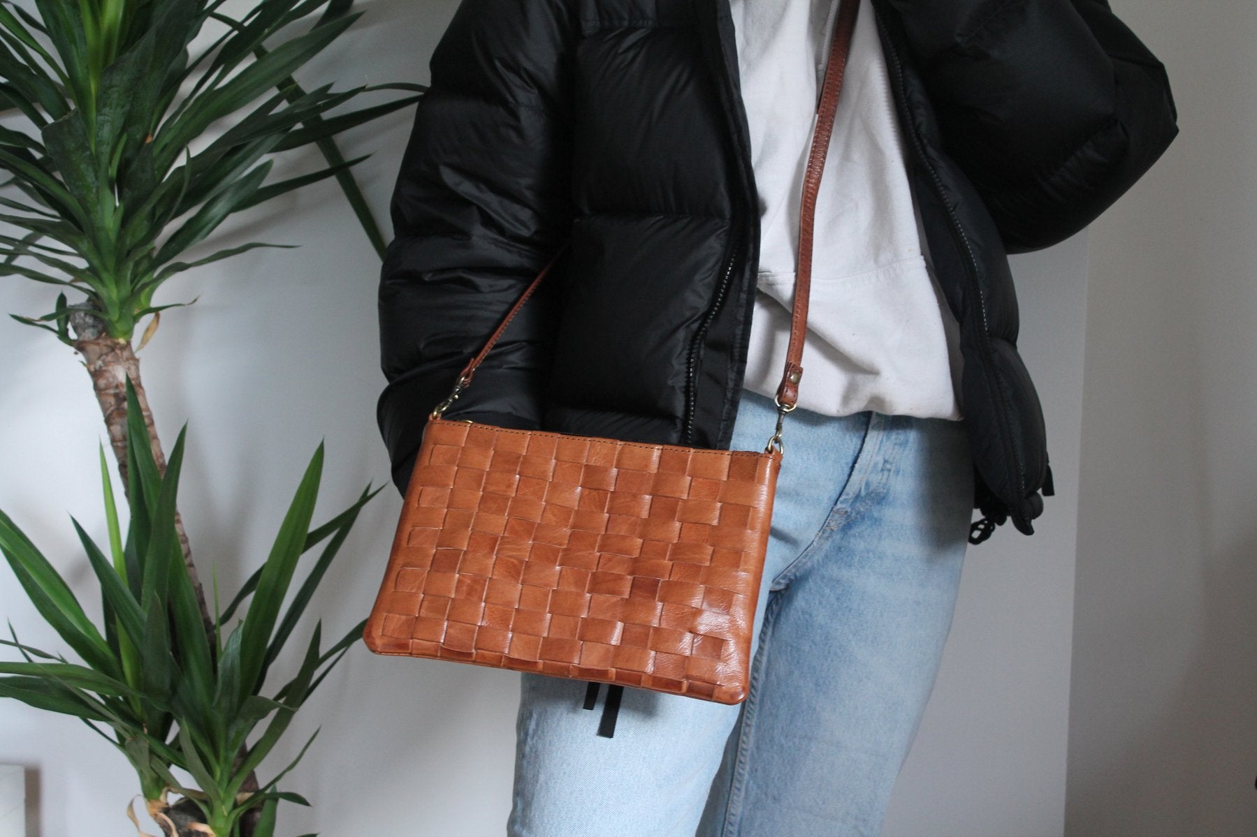 Light brown Alex handwoven Leather Clutch/ crossbody Bag - Artisan Stories