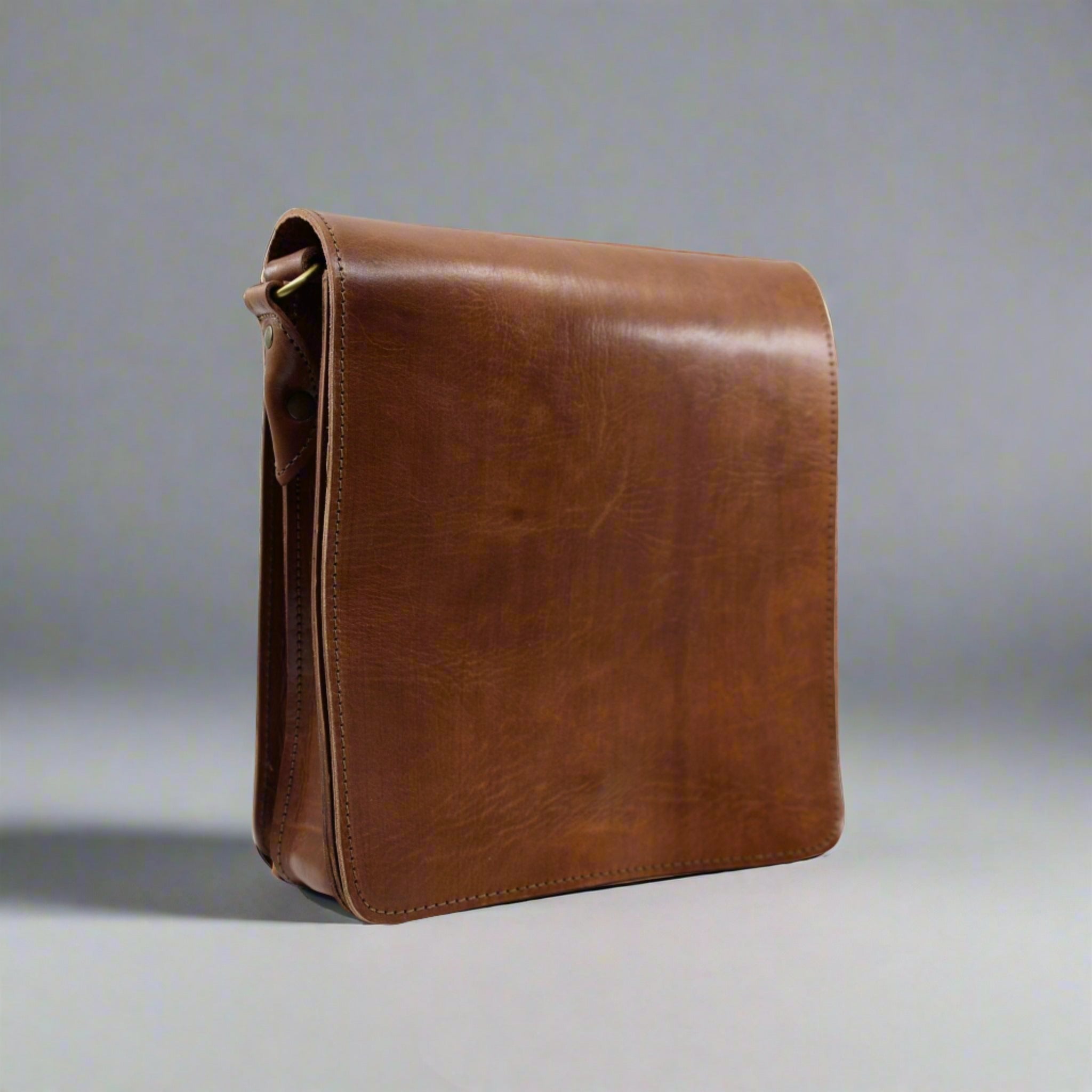 Light brown leather Midi Messenger Bag - Artisan Stories