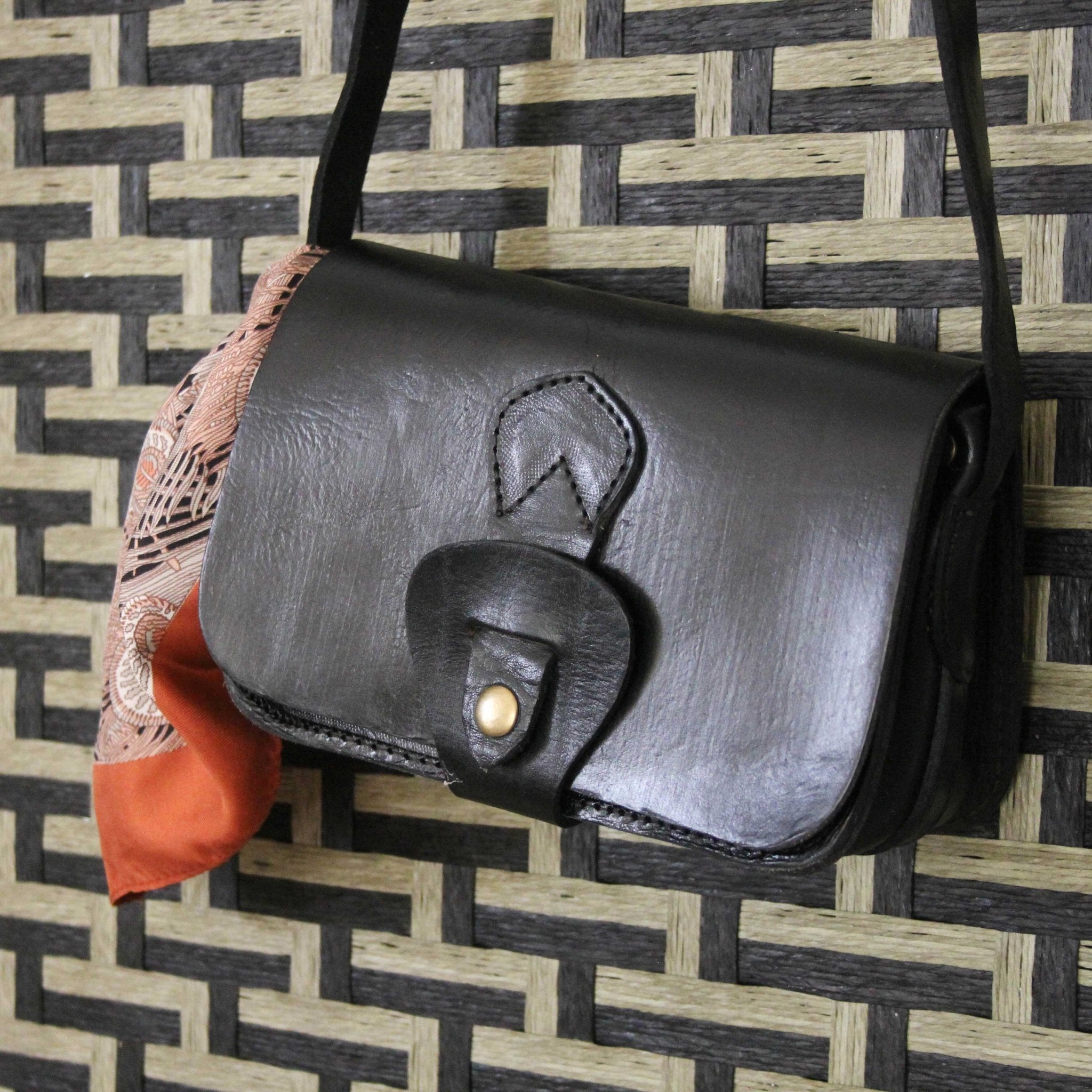 Noah Black Leather crossbody bag - Artisan Stories