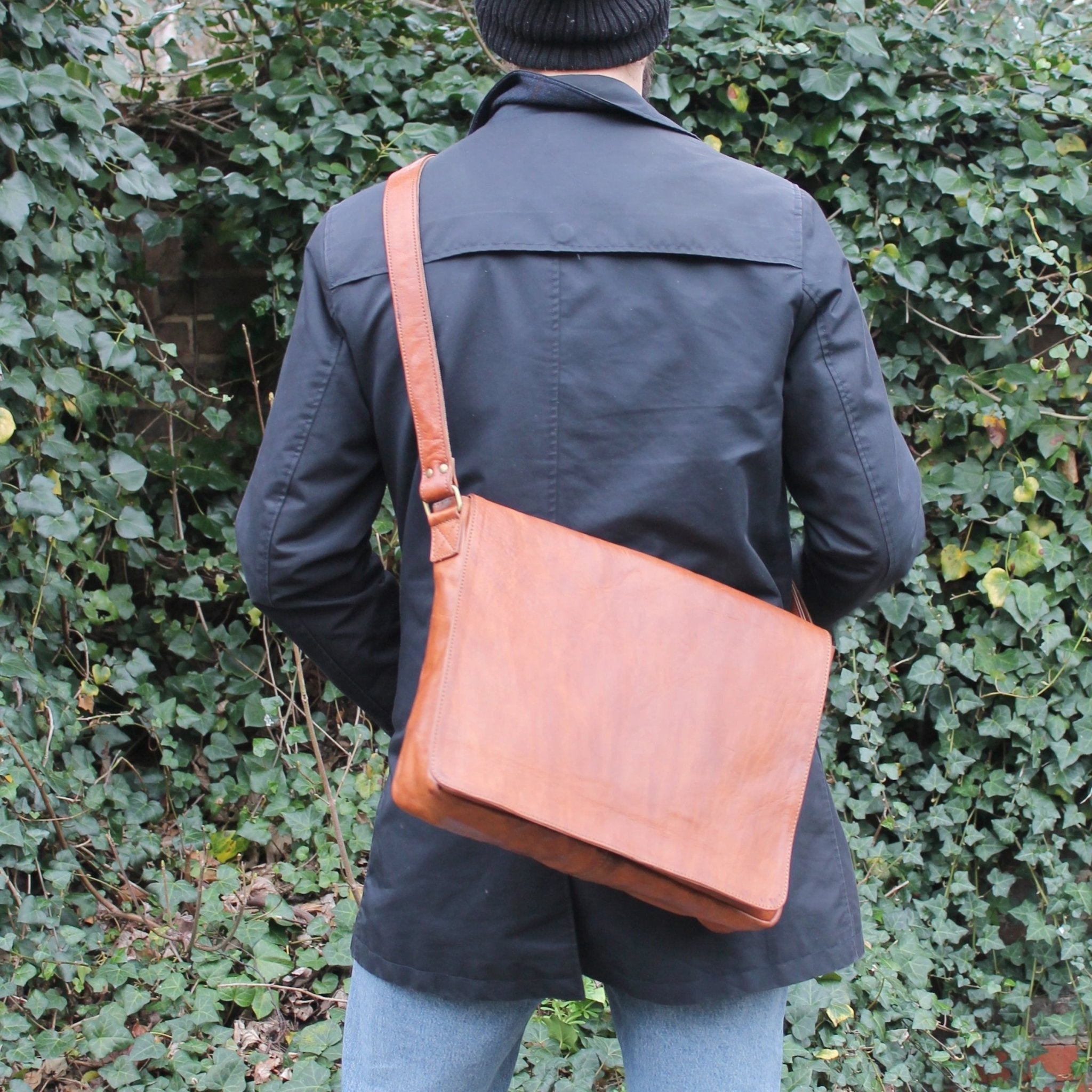 Postman Leather Messenger light brown - Artisan Stories