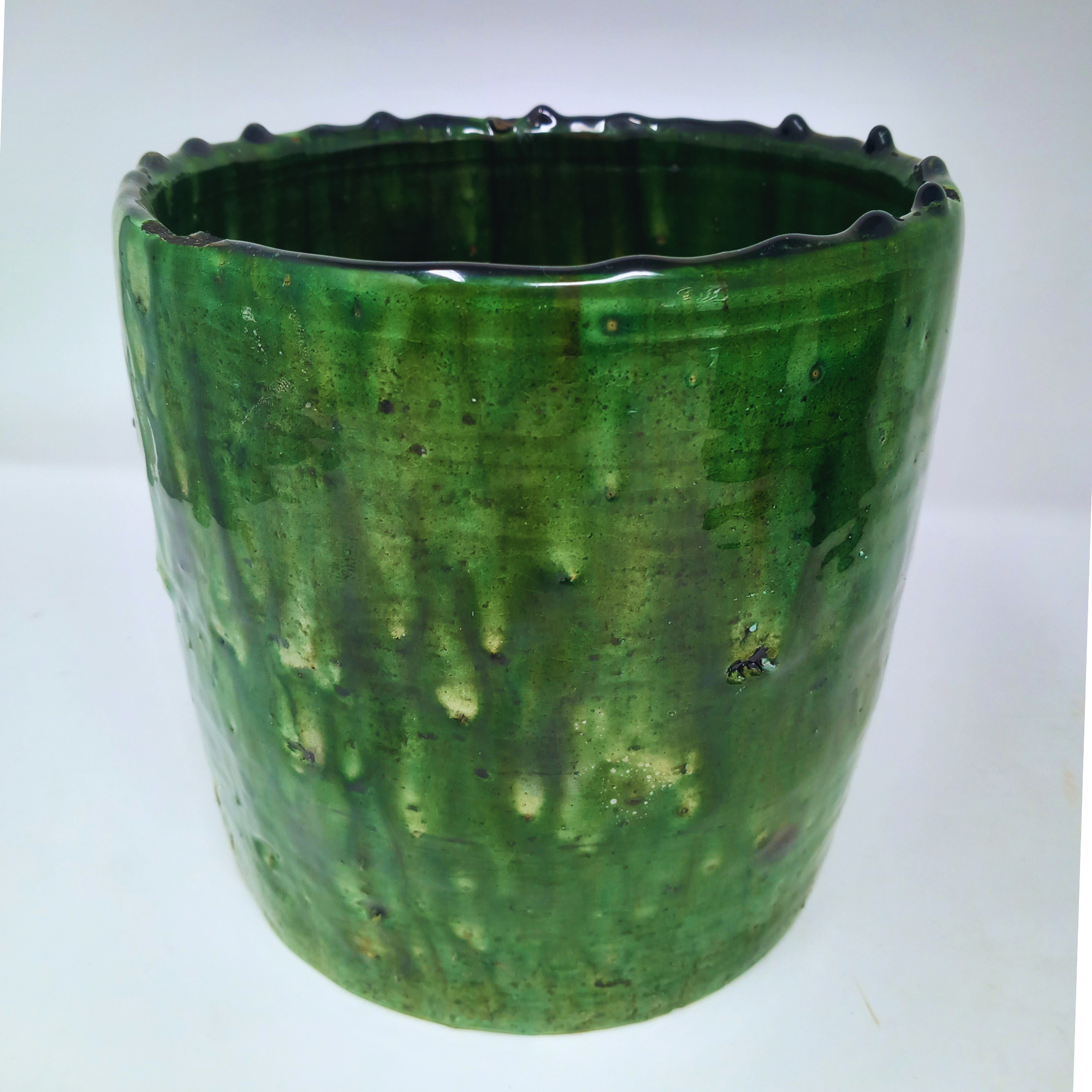 picture of a tamegroute pot in dark green hues