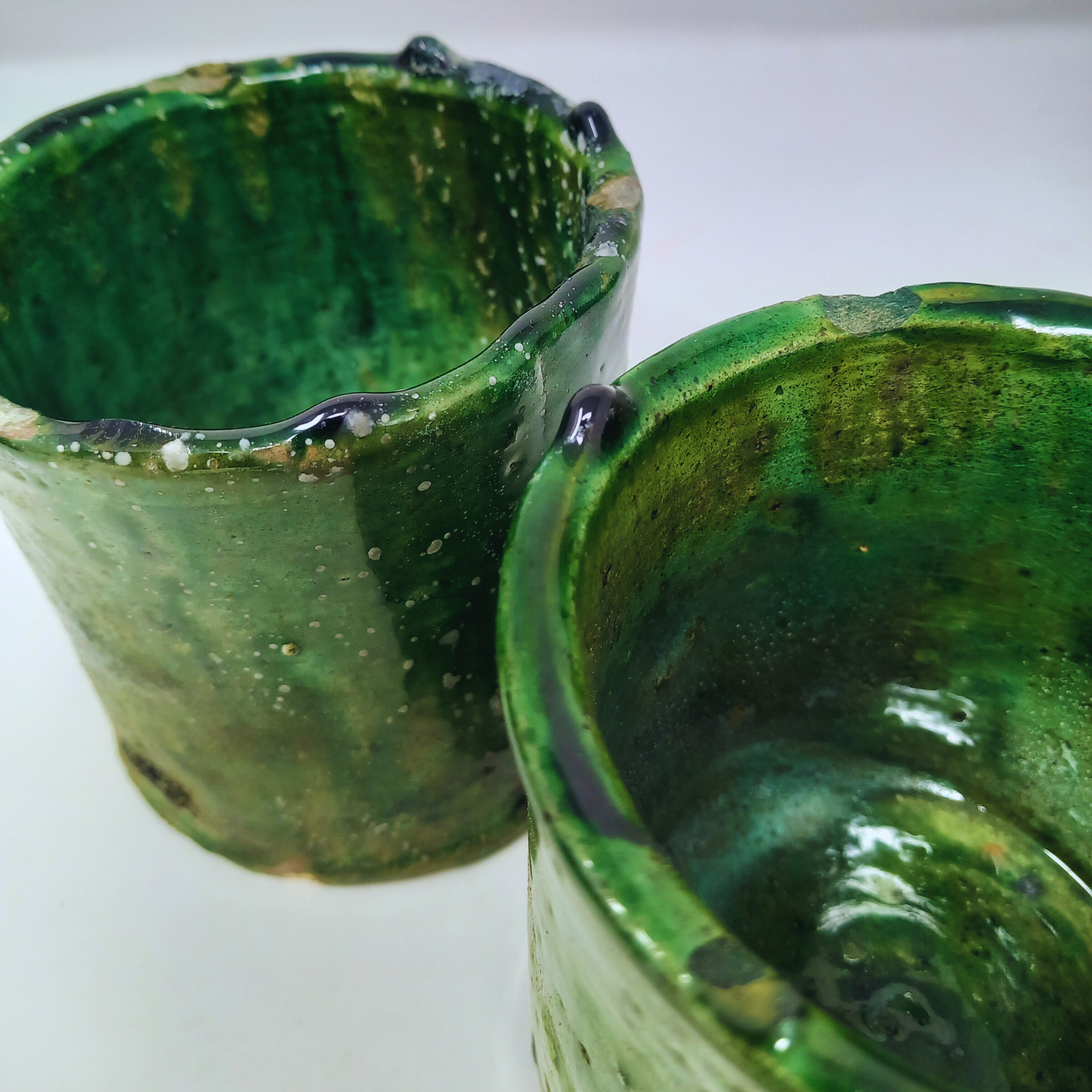 picture of two tamegroute pots in dark green hues closeup