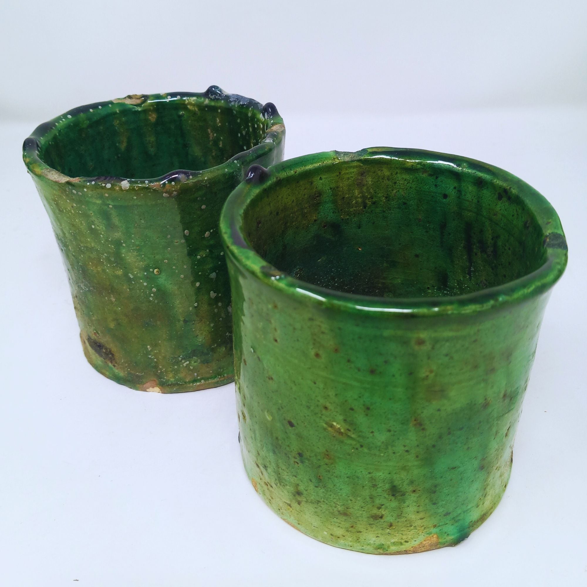 picture of two tamegroute pots in dark green hues