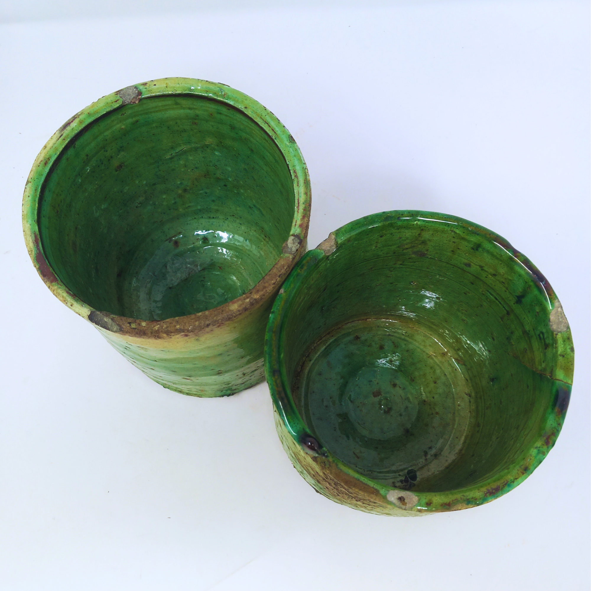 picture of two tamegroute pots in dark green hues top view