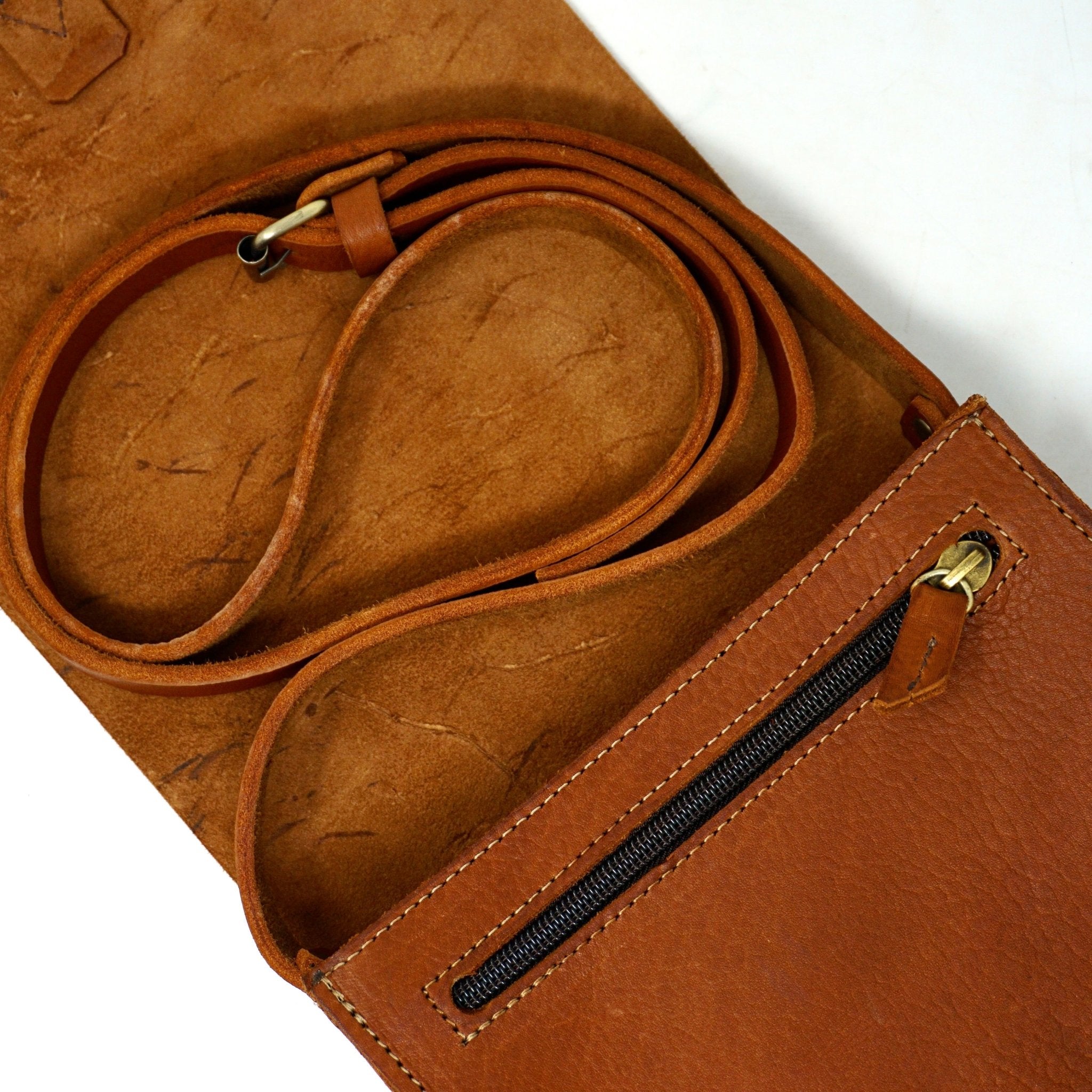 Unisex small leather Messenger Bag - tan - Artisan Stories