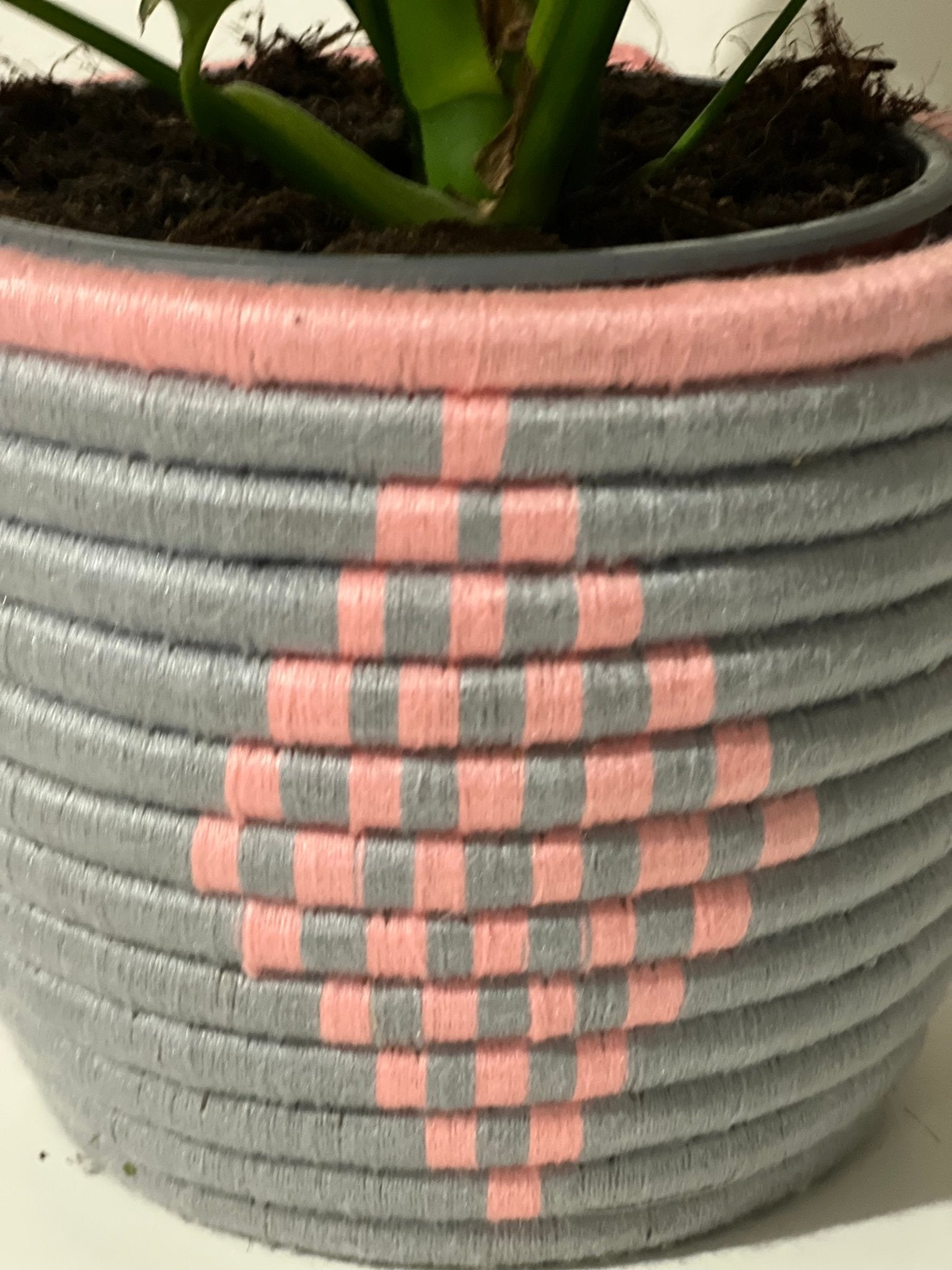 Grey Plant wool pot with Pink design - Artisan Stories